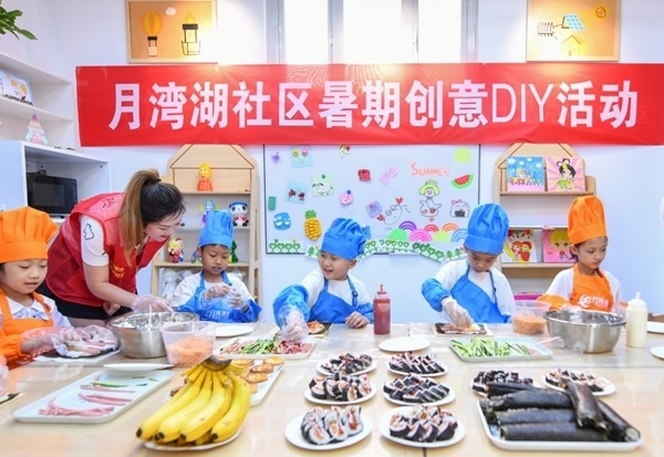 漯河市月灣湖社區(qū)青少年活動室里，志愿者教孩子們做手工。 齊國霞攝