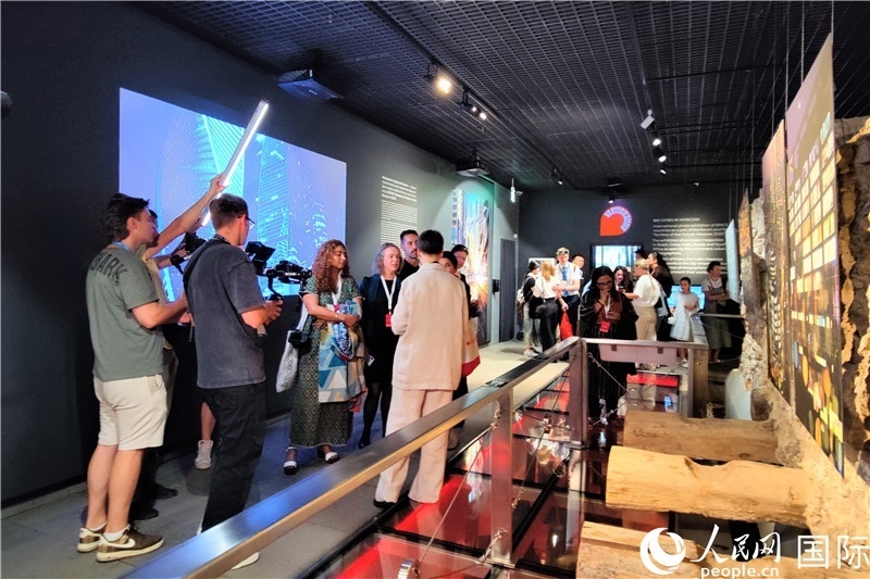 金磚國家城市主題攝影展現(xiàn)場。人民網(wǎng)記者 于宏建攝