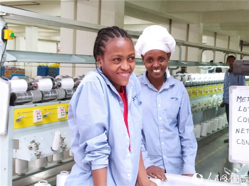 無錫金茂埃塞面料廠車間的當(dāng)?shù)嘏?。人民網(wǎng)記者黃培昭攝