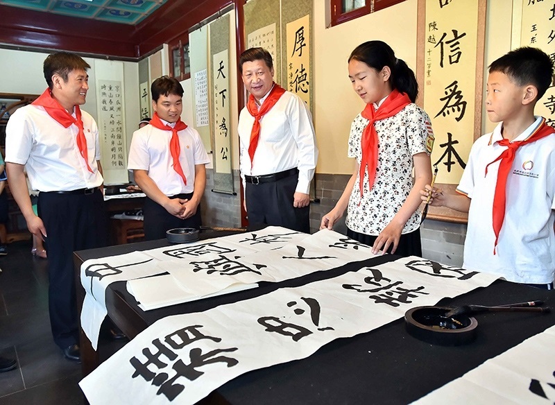 2014年5月30日，習(xí)近平總書記來到北京市海淀區(qū)民族小學(xué)，參加慶?！傲弧眹H兒童節(jié)活動。這是總書記觀看學(xué)生書寫的毛筆字。