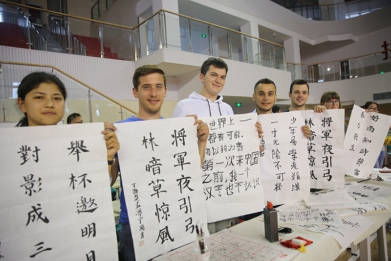 2017年6月5日，來自青島大學(xué)和中國石油大學(xué)（華東）的外國留學(xué)生在展示現(xiàn)場完成的書法作品。