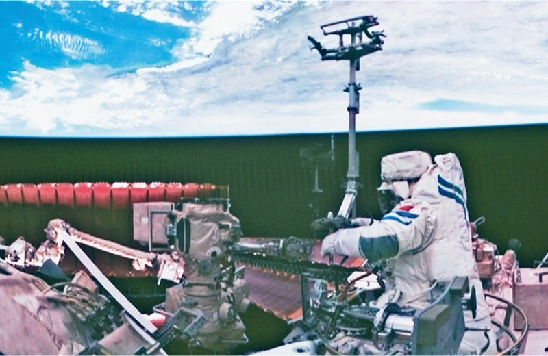 黨的十八大以來，我國科技事業(yè)取得歷史性成就、發(fā)生歷史性變革，科技自立自強成果持續(xù)涌現。圖為2024年7月3日在北京航天飛行控制中心拍攝的神舟十八號航天員李聰在空間站組合體艙外作業(yè)的畫面。 新華社記者 郭中正/攝