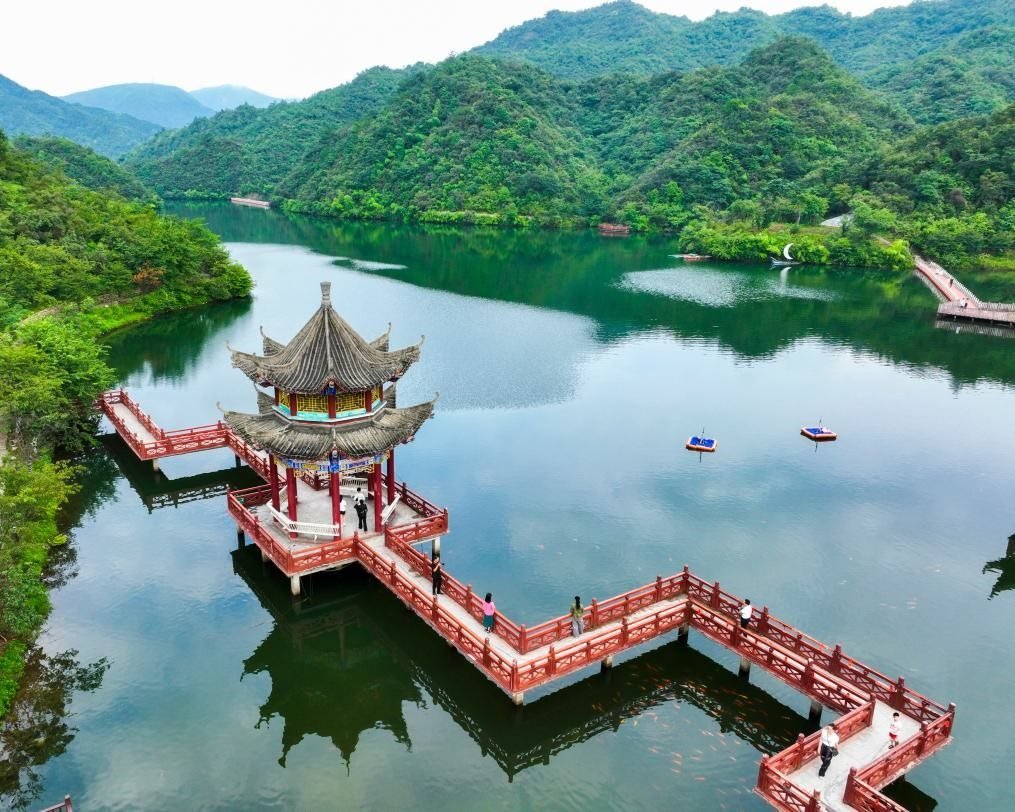 2024年8月11日，游客在湖南省雙牌縣陽明山國(guó)家森林公園萬和湖休閑游玩。新華社發(fā)（周秀魚春攝）