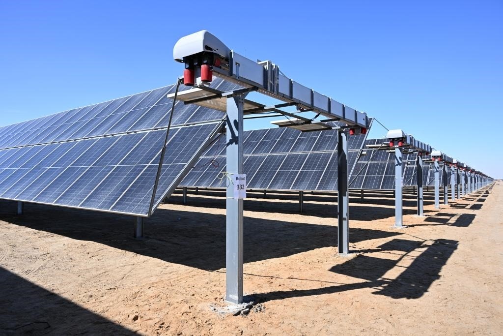 這是2023年3月18日在位于阿聯(lián)酋阿布扎比南部的艾爾達(dá)芙拉光伏電站拍攝的光伏板。新華社發(fā)（中國(guó)機(jī)械設(shè)備工程股份有限公司阿布扎比分公司供圖）