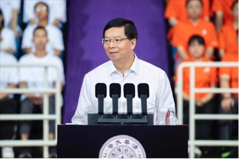 邱勇為新生講授開學(xué)第一課。學(xué)校供圖