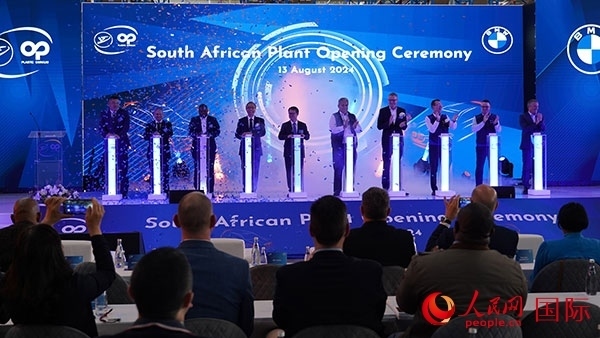 嘉賓點亮燈柱。人民網(wǎng) 張茜攝