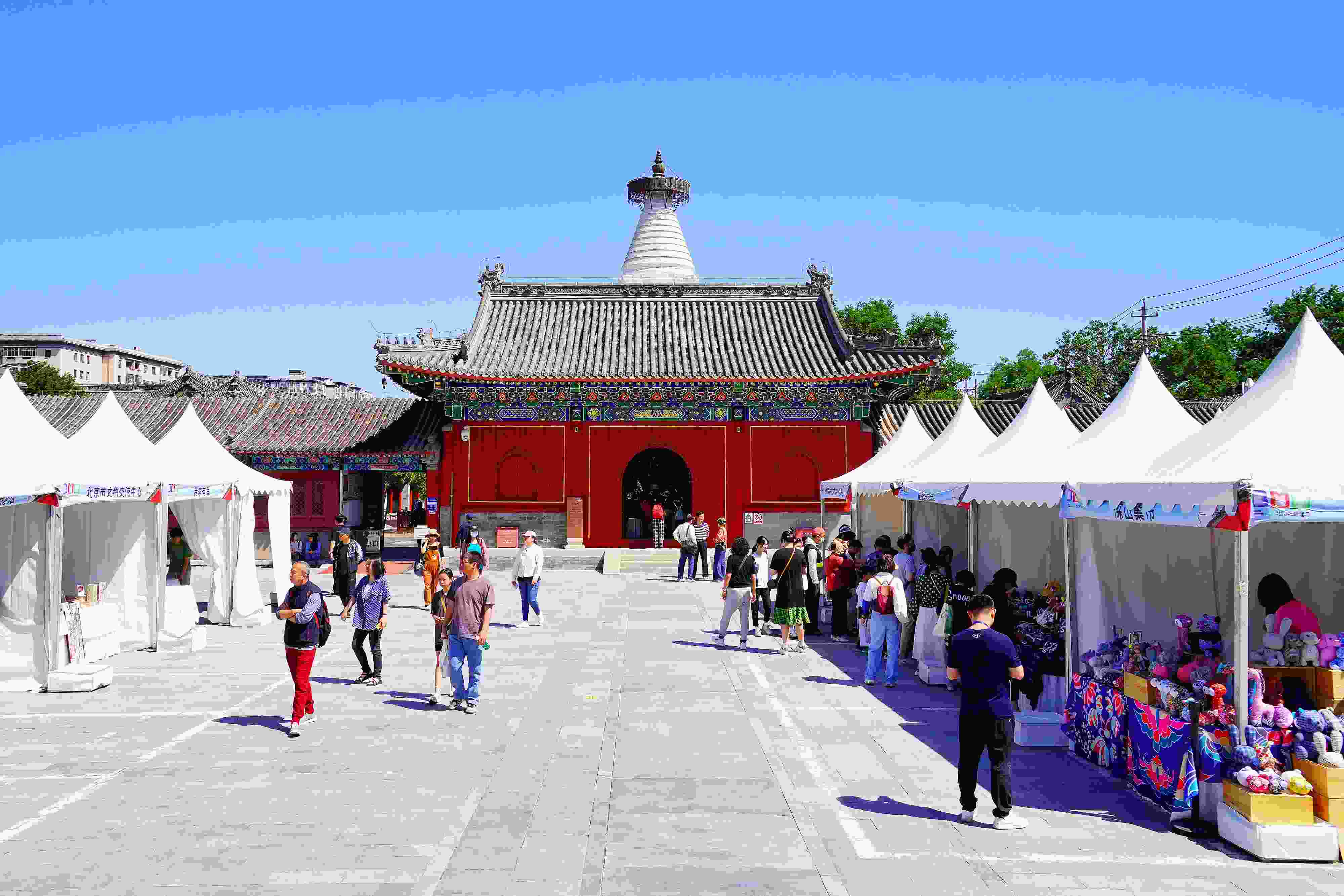 2024年5月，“北京白塔文化市集”在已有700余年歷史的妙應(yīng)寺白塔下舉行。