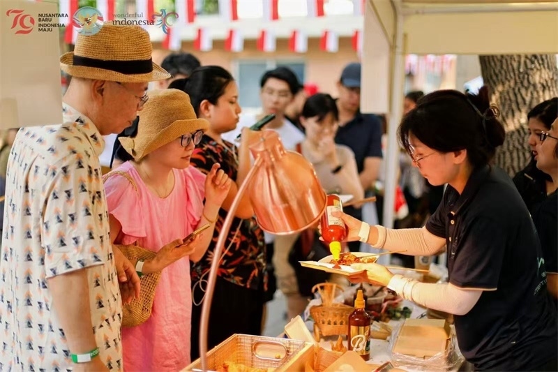 游客品嘗傳統(tǒng)印尼美食。
