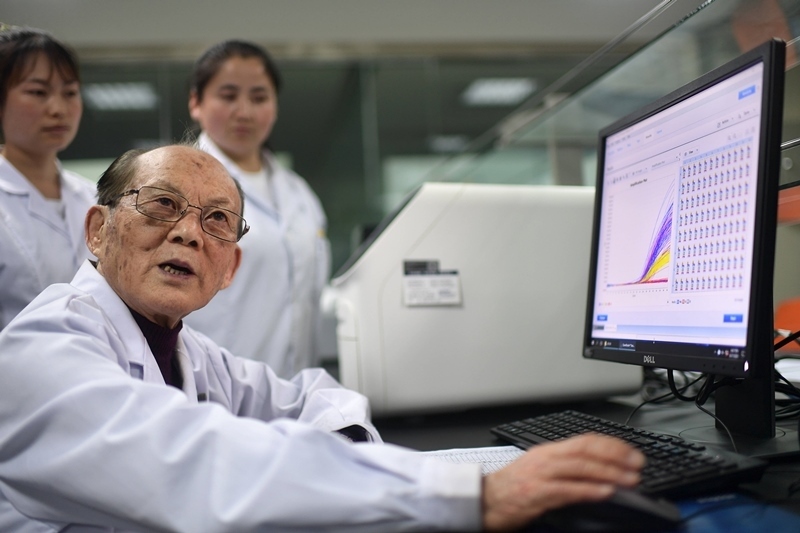 2021年6月17日，吳天一（前）在青海西寧的實驗室內(nèi)和學(xué)生討論。