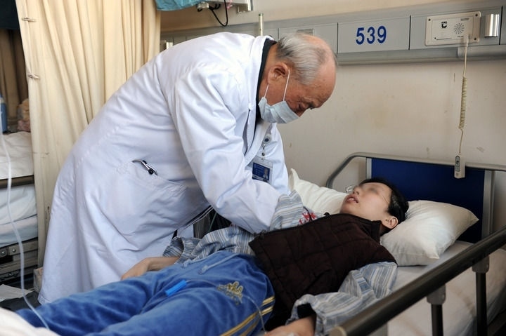 瑞金醫(yī)院終身教授王振義在上海瑞金醫(yī)院為病人看?。ㄙY料照片）。 新華社發(fā)