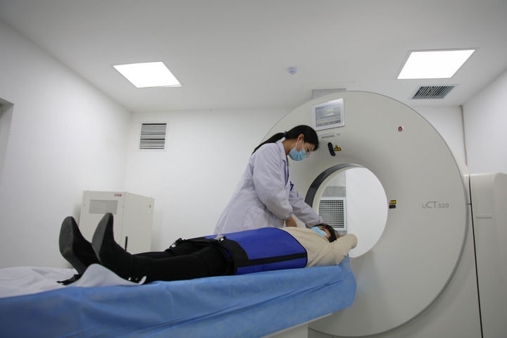 2023年3月2日，安徽省合肥市包河區(qū)煙墩街道社區(qū)衛(wèi)生服務(wù)中心的醫(yī)護(hù)人員為患者進(jìn)行CT檢查。 新華社記者 曹力 攝