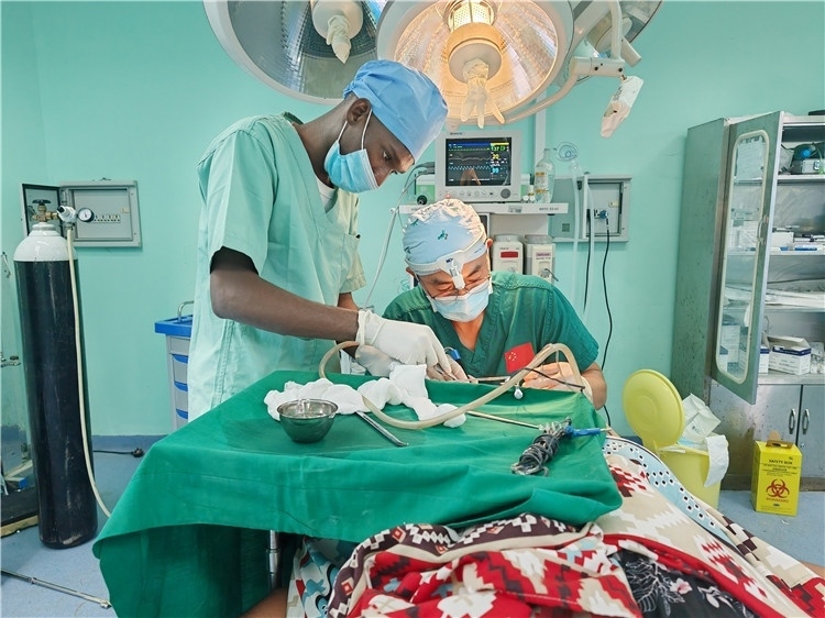 李廣醫(yī)生與當(dāng)?shù)蒯t(yī)生在做手術(shù)中。中國(guó)援桑醫(yī)療隊(duì)供圖