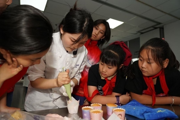 一日營(yíng)首發(fā)團(tuán)探訪技能大師工作室并現(xiàn)場(chǎng)開展實(shí)踐體驗(yàn)活動(dòng)。徐匯區(qū)總工會(huì)供圖