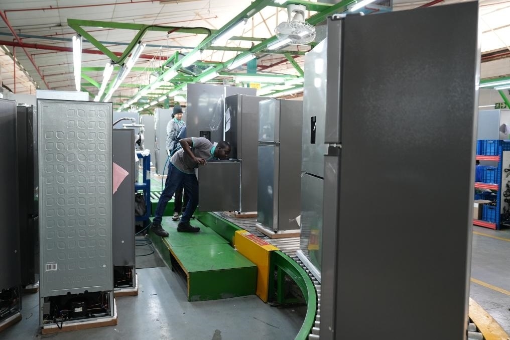 8月14日，在南非開普敦，當(dāng)?shù)貑T工在海信南非工業(yè)園的冰箱生產(chǎn)線上工作。新華社記者王雷攝