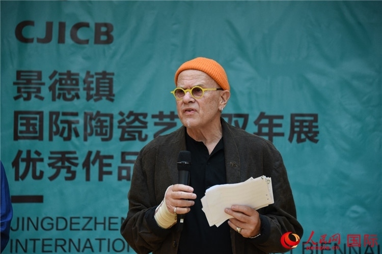 瑞典藝術(shù)家托比恩·卡爾斯博致辭。人民網(wǎng)記者 殷淼攝