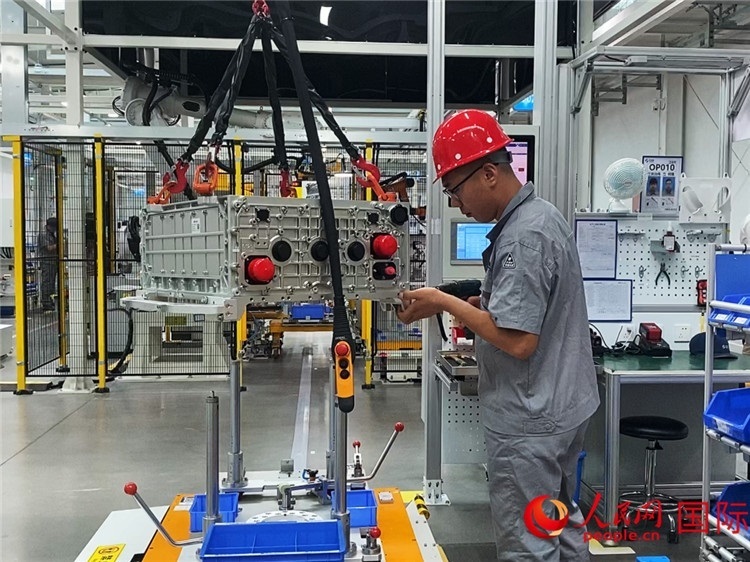 技術(shù)人員進(jìn)行系統(tǒng)化測試。人民網(wǎng)記者 于洋攝