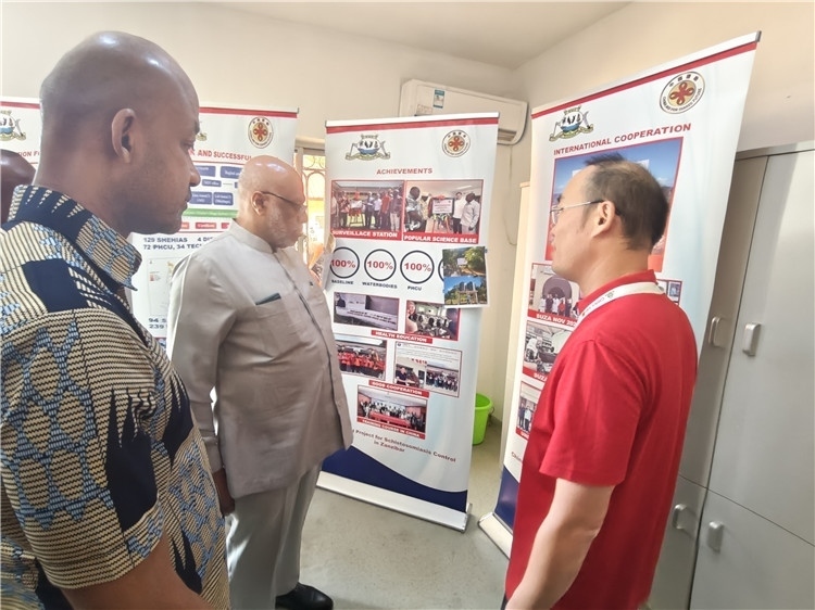 中方專家組組長(zhǎng)黃玉政介紹項(xiàng)目進(jìn)展。專家組供圖