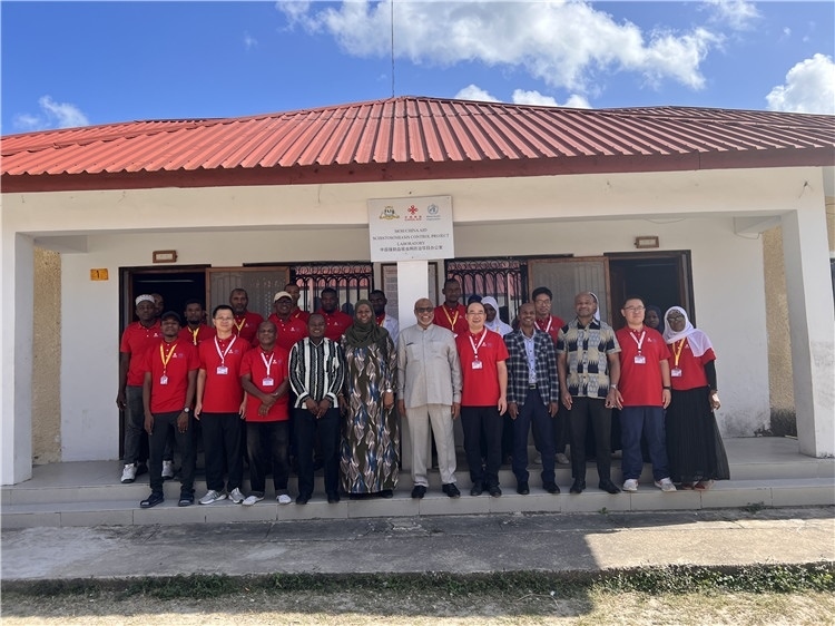 坦桑尼亞桑給巴爾衛(wèi)生部部長(zhǎng)馬茲伊與中方專家組及非方工作人員合影。專家組供圖