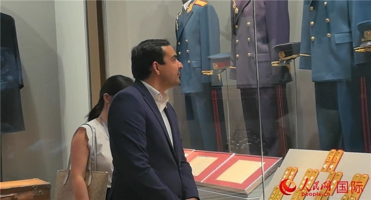 毛里求斯民議會議長阿德里安·夏爾·杜瓦爾參觀中國共產(chǎn)黨歷史展覽館。人民網(wǎng) 鐘文興攝