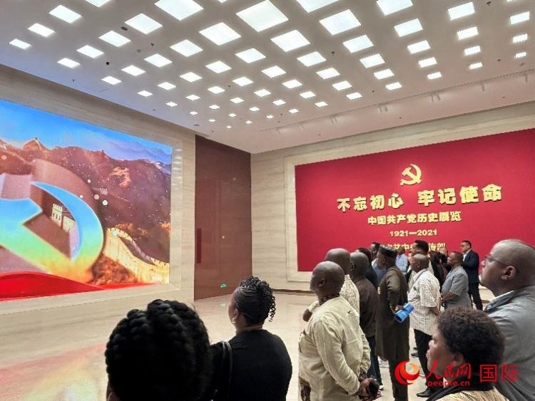 代表團(tuán)參觀“不忘初心 牢記使命”中國(guó)共產(chǎn)黨歷史展覽。人民網(wǎng) 曹欣悅攝