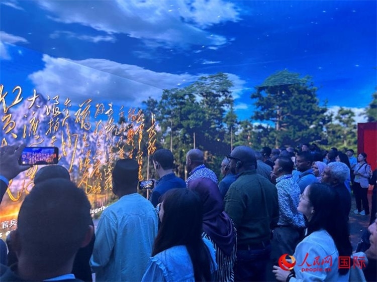 代表團(tuán)在全景影院中感受長(zhǎng)征場(chǎng)景。人民網(wǎng) 曹欣悅攝