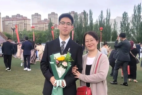 劉傲寒和媽媽合影。北航供圖
