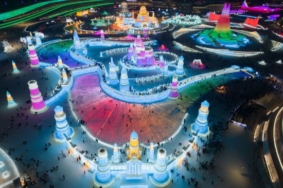 2024年1月1日，來(lái)自世界各地的游客在哈爾濱冰雪大世界園區(qū)內(nèi)游玩（無(wú)人機(jī)照片）。