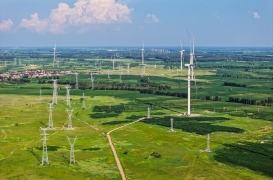 這是2024年7月19日拍攝的內(nèi)蒙古通遼238萬(wàn)千瓦風(fēng)電項(xiàng)目（無(wú)人機(jī)照片）。此項(xiàng)目每年可將75億千瓦時(shí)清潔電能經(jīng)扎魯特—青州±800（千伏）直流特高壓外送通道送至山東地區(qū)消納，相當(dāng)于滿足受端地區(qū)超過(guò)300萬(wàn)戶居民家庭用電需求，節(jié)約標(biāo)煤261萬(wàn)噸，減少二氧化碳排放634萬(wàn)噸。