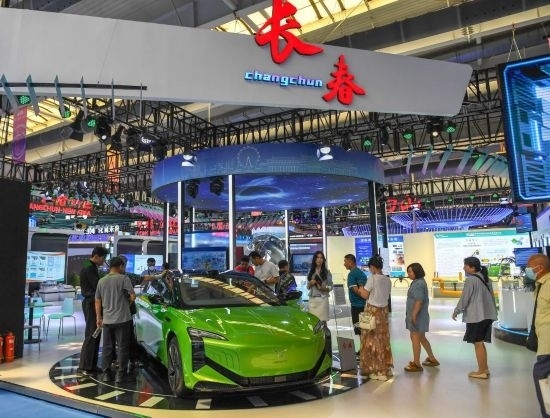 2023年8月23日，人們?cè)诘谑膶弥袊?guó)—東北亞博覽會(huì)上參觀一汽紅旗新能源車型。