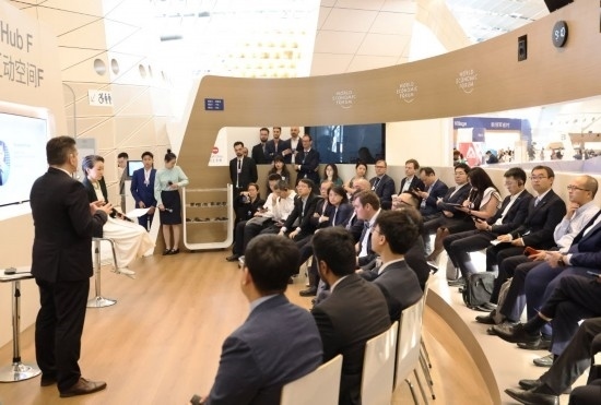 2024年6月26日，嘉賓在第十五屆夏季達(dá)沃斯論壇主會(huì)場(chǎng)——遼寧大連國(guó)際會(huì)議中心參與互動(dòng)討論。