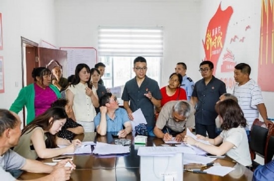 圖為2024年8月6日，重慶市奉節(jié)縣人民法院興隆人民法庭庭長費明軍（中）在做調解工作。蹇懿 攝