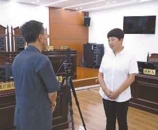 圖為全國人大代表玉明姬（右）詳細(xì)了解環(huán)境資源審判工作情況。劉思妤 攝