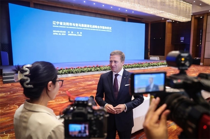 2024年4月26日，寶馬集團(tuán)董事長(zhǎng)齊普策在遼寧省沈陽(yáng)市與寶馬集團(tuán)深化戰(zhàn)略合作簽約儀式現(xiàn)場(chǎng)接受采訪。新華社記者潘昱龍攝