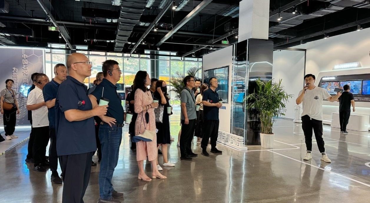 人民網(wǎng)“夢幻靈境”AI展演中心講解。人民網(wǎng) 王戰(zhàn)雄攝