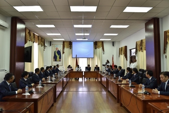 當?shù)貢r間8月20日，圭亞那總統(tǒng)伊爾凡·阿里在圭亞那首都喬治敦鐘阿瑟會議中心會見了即將離任的中國（江蘇）第19期援圭亞那醫(yī)療隊。 中國（江蘇）第19期援圭亞那醫(yī)療隊供圖