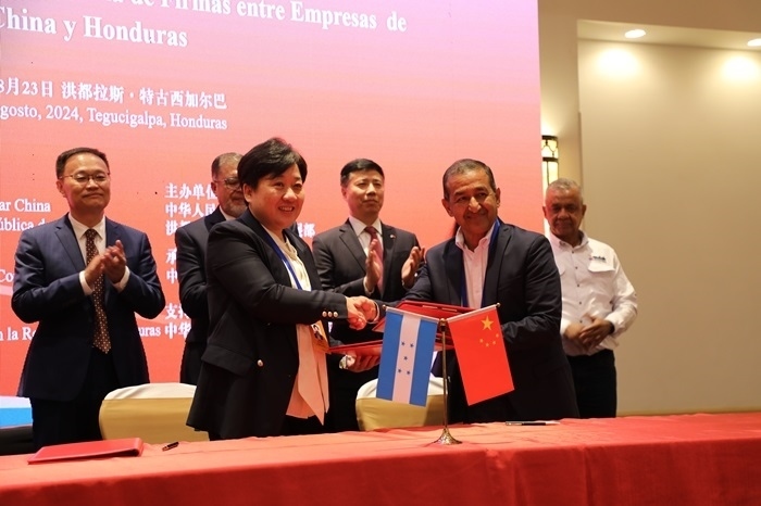 活動(dòng)現(xiàn)場(chǎng)。埃內(nèi)斯托·多明戈斯攝