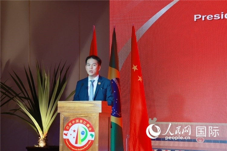 巴西中國(guó)浙江商會(huì)執(zhí)行會(huì)長(zhǎng)陳翔廣宣讀賀電。人民網(wǎng)記者 陳海琪攝
