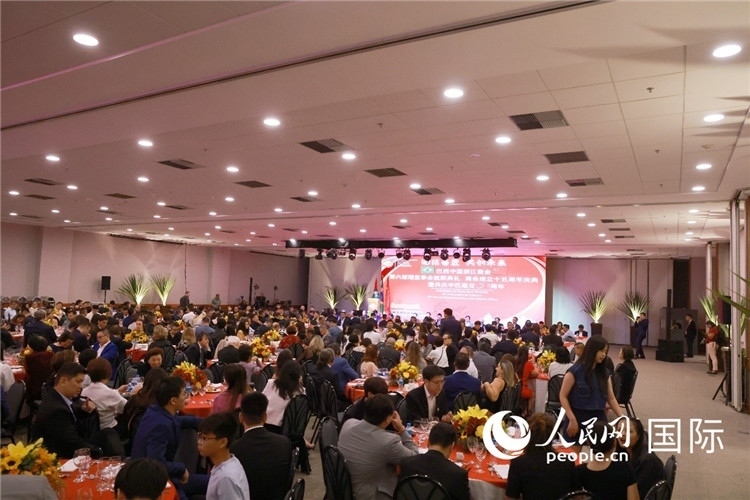 當(dāng)?shù)貢r(shí)間8月24日晚，巴西中國(guó)浙江商會(huì)第六屆理監(jiān)事會(huì)就職典禮在里約熱內(nèi)盧舉行。圖為就職典禮現(xiàn)場(chǎng)。人民網(wǎng)記者 陳海琪攝