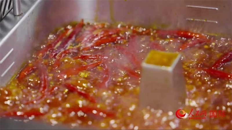 成都麻辣火鍋。人民網(wǎng)記者 張榮攝