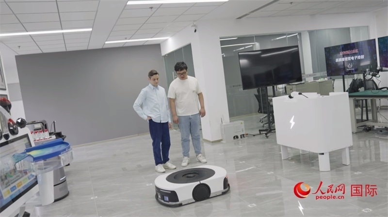 睿樂達(dá)機(jī)器人充電停車場(chǎng)。人民網(wǎng)記者 張榮攝