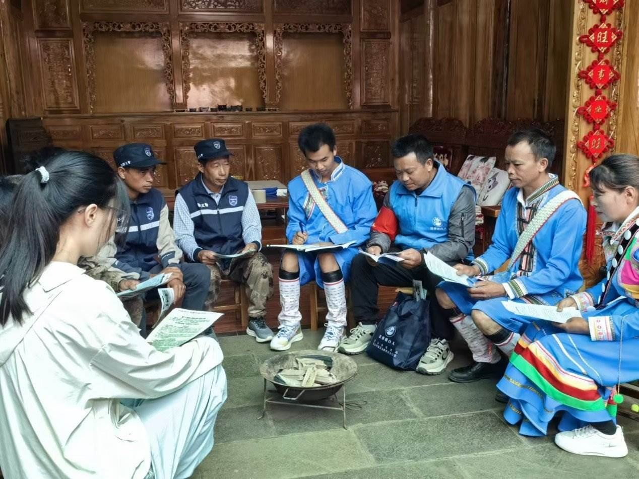 騰沖市猴橋鎮(zhèn)猴橋村國(guó)門新村舉辦火塘?xí)?。人民網(wǎng)記者 孝金波攝