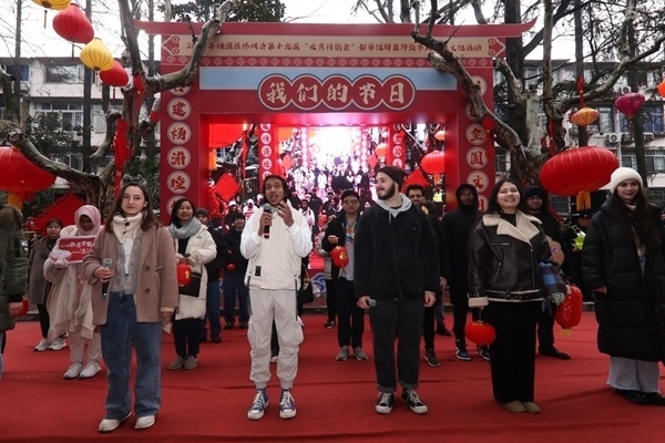 “熊貓叨叨”團(tuán)隊(duì)參加上海四平社區(qū)“元宵行街會(huì)”。