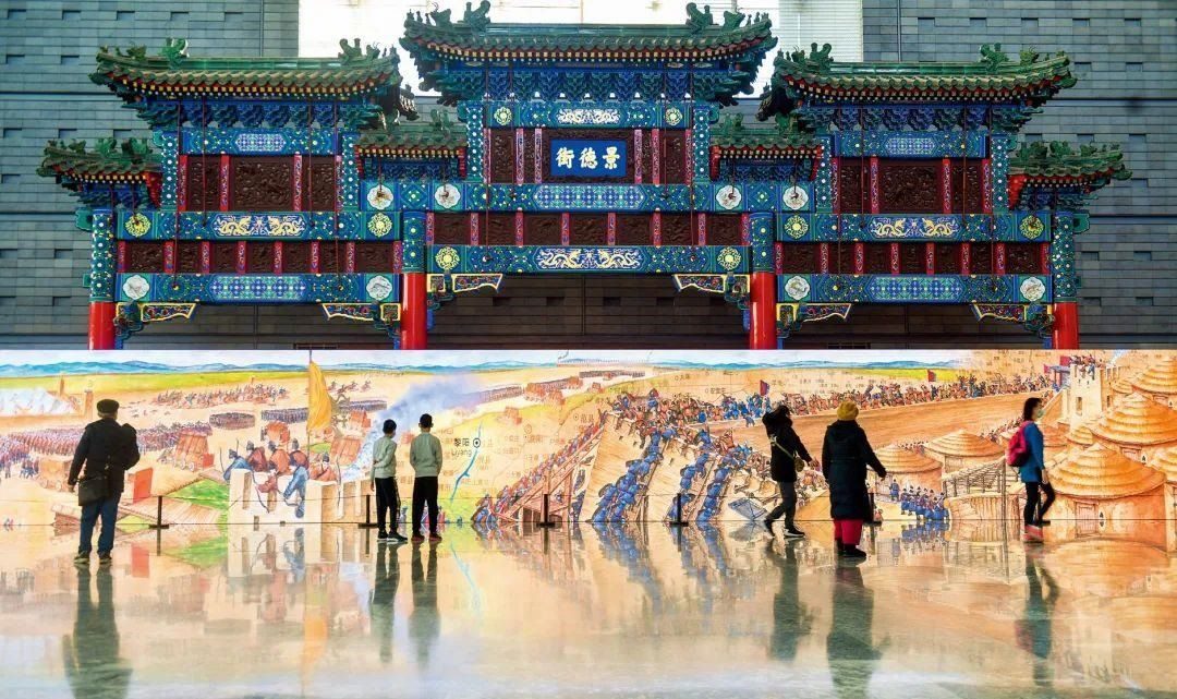 △2022年1月，觀眾在首都博物館參觀“穿越時空的大運河”數(shù)字影像展。