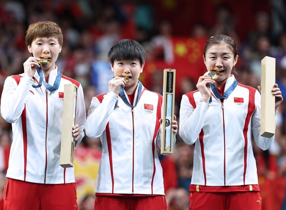 冠軍中國(guó)隊(duì)選手王曼昱、孫穎莎、陳夢(mèng)（從左至右）在巴黎奧運(yùn)會(huì)乒乓球女子團(tuán)體頒獎(jiǎng)儀式上（2024年8月10日攝）。新華社記者 王東震 攝