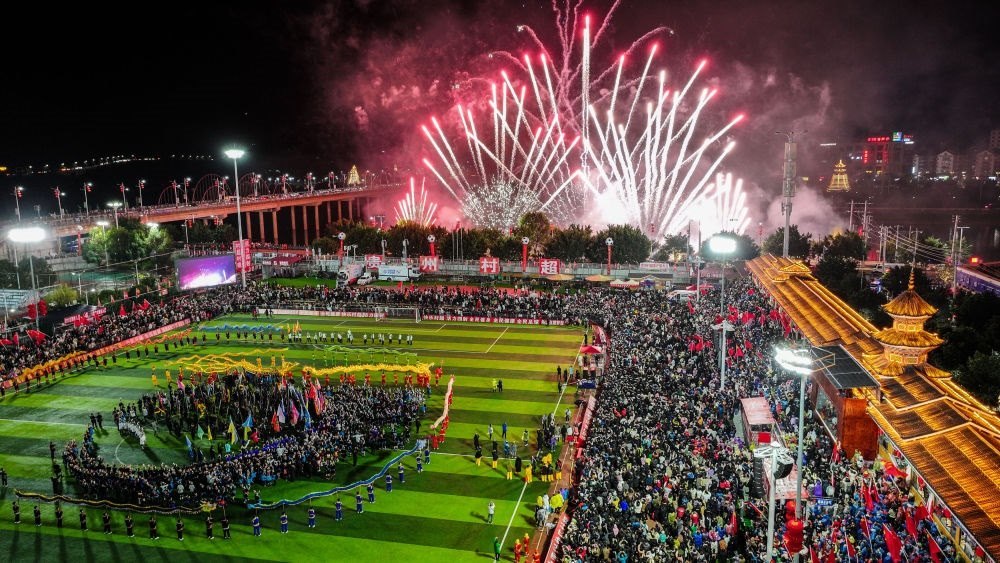 2024全國(guó)“村晚”示范展示活動(dòng)暨貴州“村超村晚”舉行音樂(lè)煙花秀表演（無(wú)人機(jī)照片，2024年2月3日攝）。新華社記者 劉續(xù) 攝