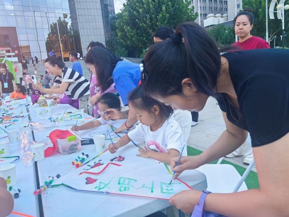 △家長與孩子一起參與“文明上網(wǎng)”系列主題活動。