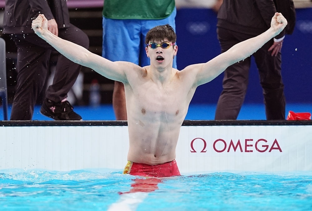 中國(guó)選手潘展樂(lè)在巴黎奧運(yùn)會(huì)游泳男子100米自由泳決賽后慶祝奪冠及打破世界紀(jì)錄（2024年7月31日攝）。新華社記者 杜宇 攝