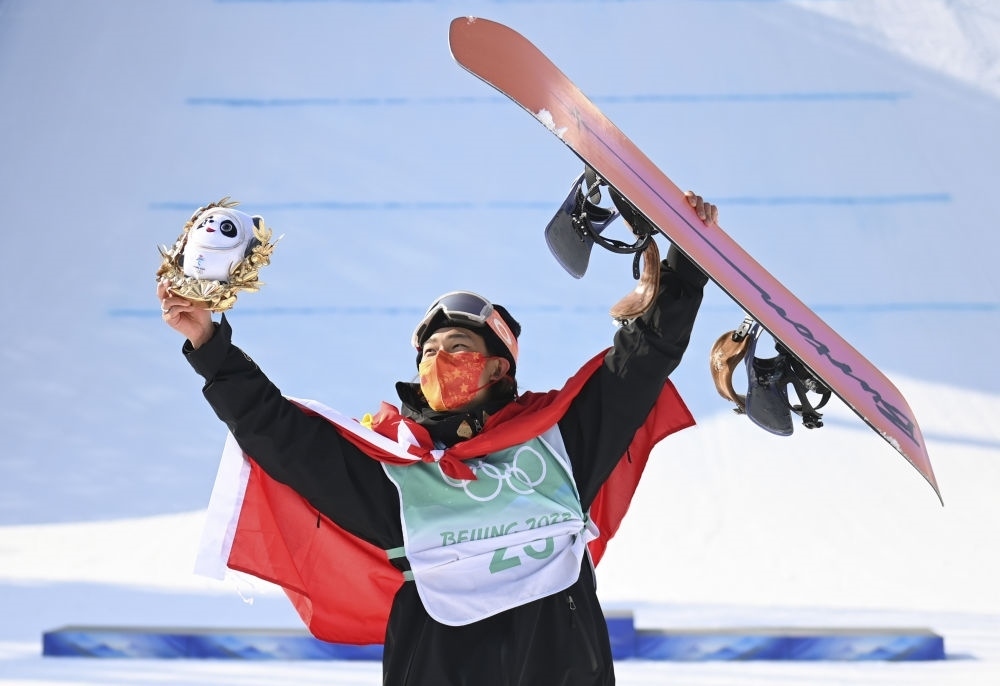 蘇翊鳴在北京2022年冬奧會(huì)單板滑雪男子大跳臺(tái)決賽奪冠后慶祝（2022年2月15日攝）。新華社記者 黃宗治 攝