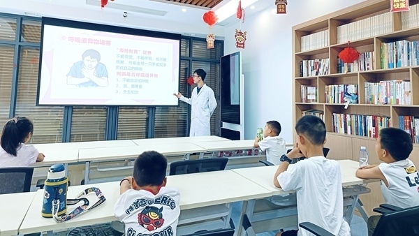 西安交通大學(xué)“筑夢(mèng)醫(yī)心·護(hù)佑三農(nóng)”實(shí)踐團(tuán)開展健康科普。校方供圖