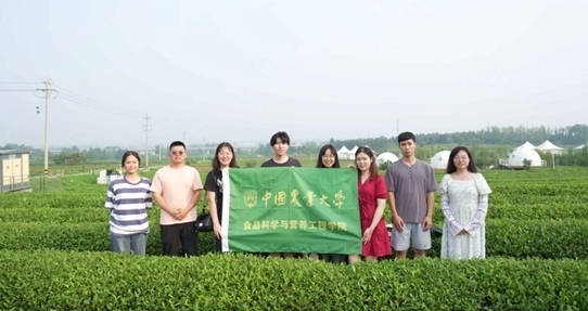 在山東日照，中國(guó)農(nóng)業(yè)大學(xué)食品學(xué)院實(shí)踐團(tuán)就農(nóng)業(yè)生產(chǎn)智能化設(shè)備、肥料選用等問題開展實(shí)地調(diào)研，并面向300余名村民陸續(xù)開展4次科普宣講。校方供圖